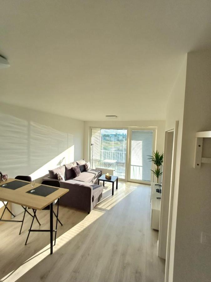 New Air-Conditioned Apartment 5 Minutes By Walk From The Airport With Free Garage Parking Братислава Екстер'єр фото