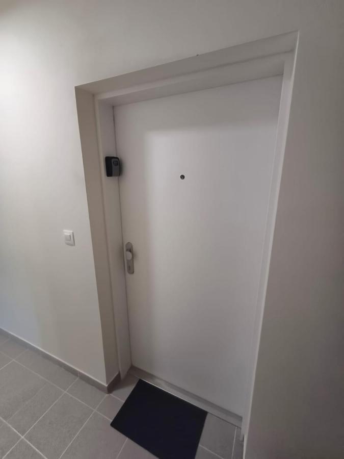 New Air-Conditioned Apartment 5 Minutes By Walk From The Airport With Free Garage Parking Братислава Екстер'єр фото