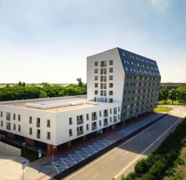 New Air-Conditioned Apartment 5 Minutes By Walk From The Airport With Free Garage Parking Братислава Екстер'єр фото