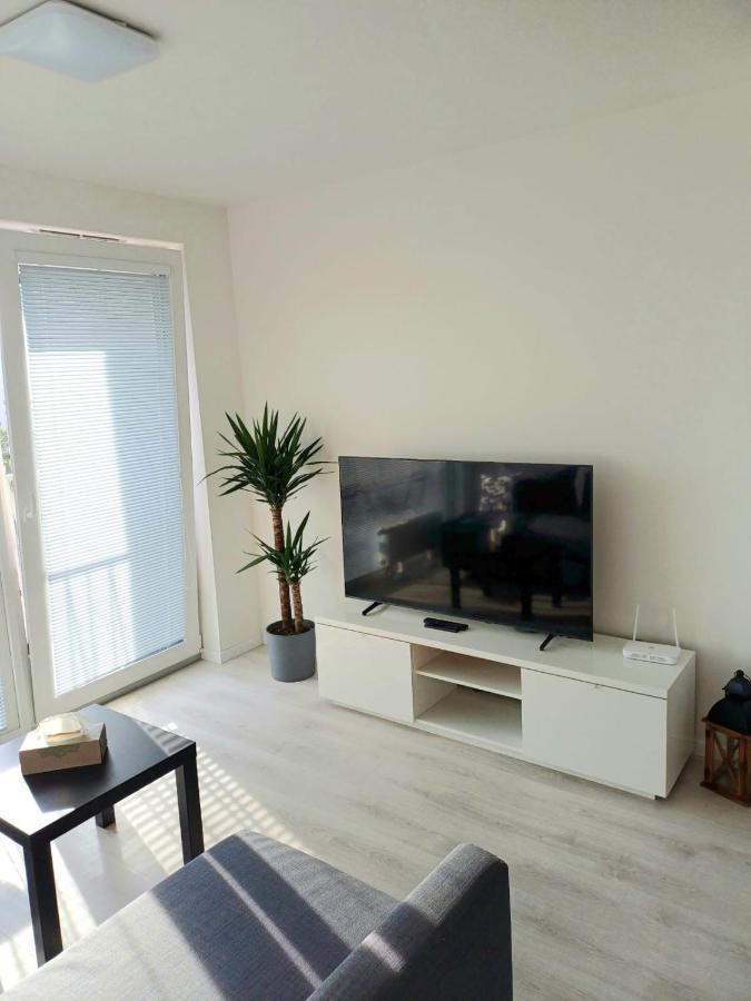 New Apartment 5 Minutes By Walk From The Airport With Free Garage Parking Братислава Екстер'єр фото